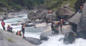 烏來南勢溪石縫中驚見男屍！疑為20天前泛舟失聯領隊　身分待確認
