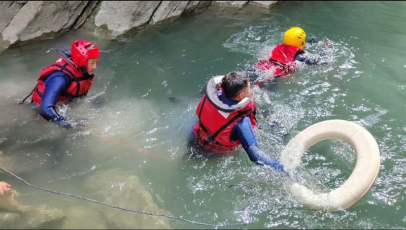 ▲台南南化區千層岩瀑布23日傳出男子溺水失蹤中。（圖／翻攝畫面）