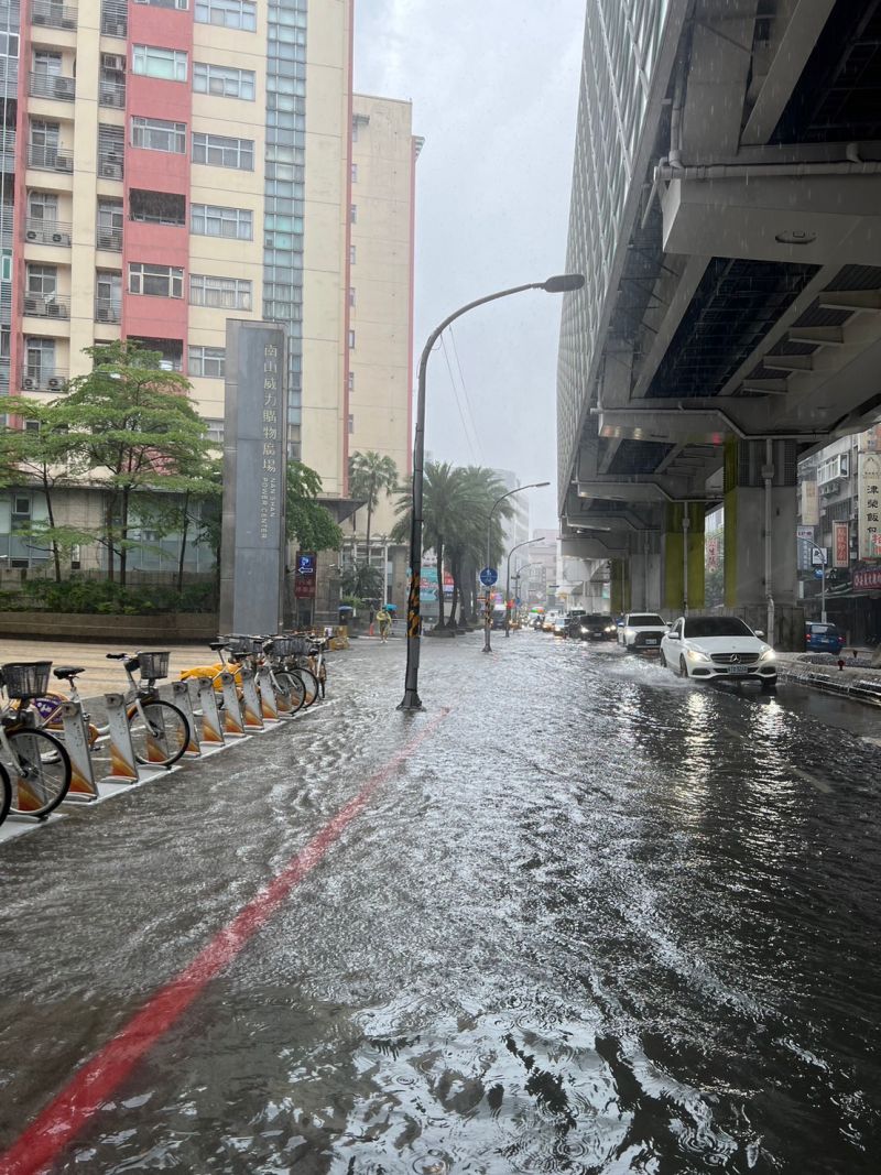 ▲新北市中和區傳出淹水災情。（圖／翻攝畫面）