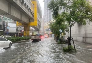 雷雨彈襲8縣市!新北市中和「大雨淹小腿肚」 汽機車難以通行