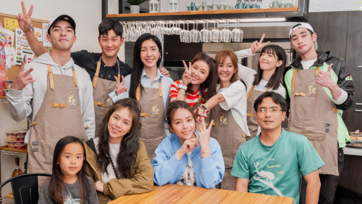 ▲夏于喬（下排左二）奧客上身，不滿晚餐時間規定，竟然槓上《光開門就很忙了》民宿店長林心如（上排左四），令場面有些尷尬。（圖／TVBS提供）