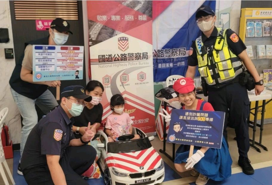 ▲國道公路警察局為提升全民反詐意識，利用端午連假在全臺各大服務區進行反詐騙宣導。（圖／國道公路警局提供）