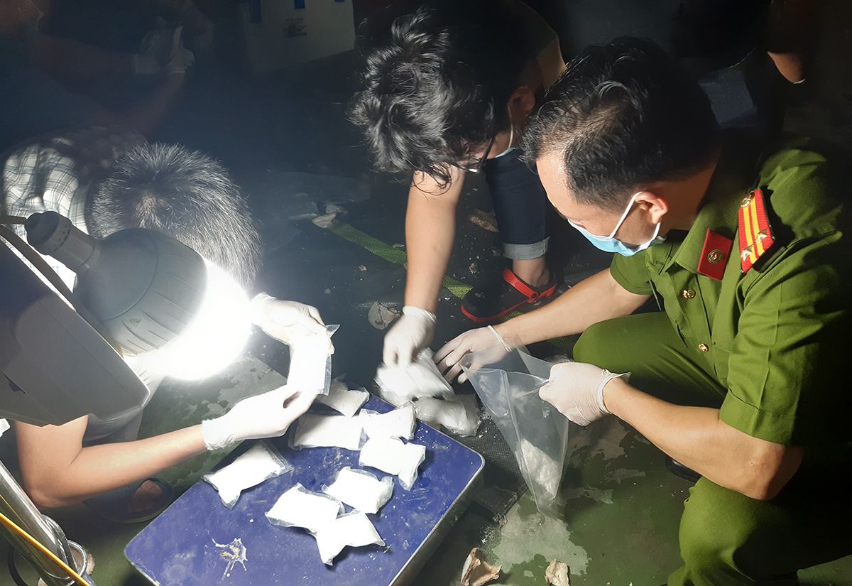 ▲3位被指控犯下販毒罪的台灣男子，於22日被越南胡志明市法院判處死刑。圖為越南警方查獲毒品的資料照片。（圖／翻攝自《VnExpress》）