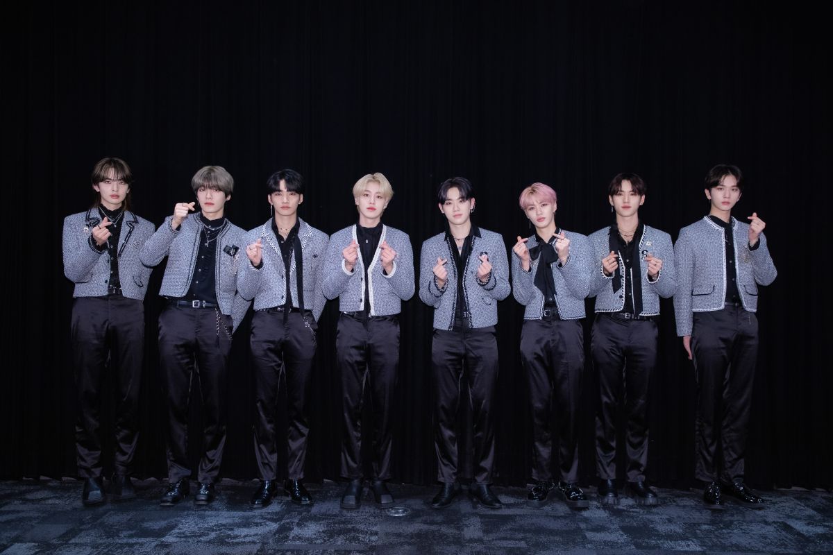 ▲MU（左起）、WISH、JEFF、AYDEN、KEUM、A-MIN、YEWANG、BAEKSEUNG半年內再來台，工作之餘狂吃牛肉麵。（圖 / ON INN ASIA）