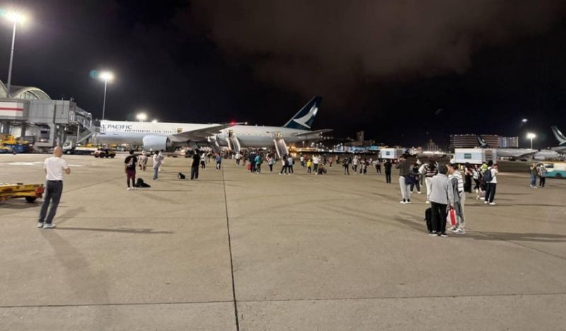 ▲香港赤鱲角機場24日凌晨傳出事故，釀18人受傷，所幸傷勢都不嚴重。（圖／翻攝自星島日報）