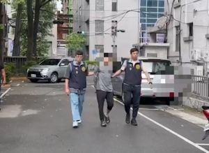 ▲蕭男辯稱想喝酒，竟掉包超商酒品禮盒換成水，被警方逮捕送辦。（圖／翻攝畫面）  