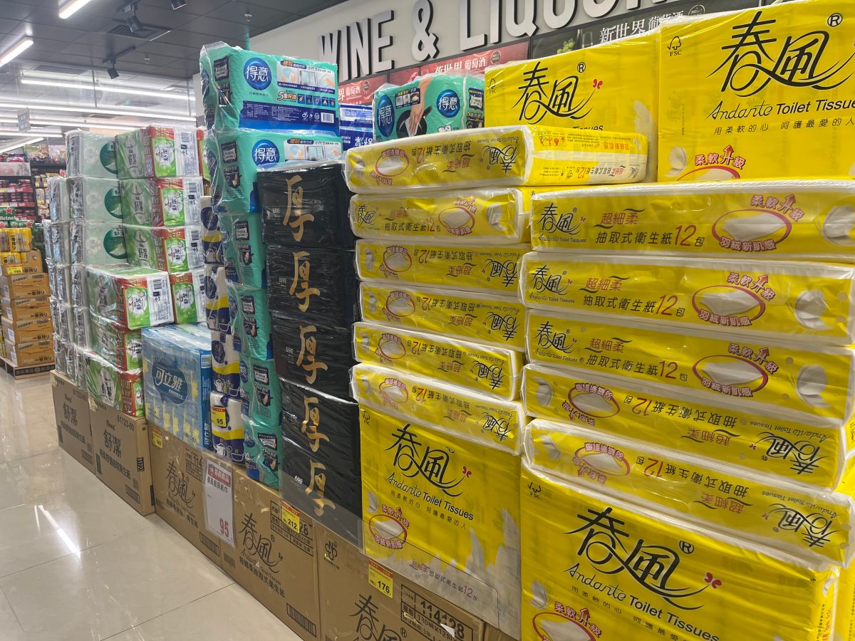 ▲全聯衛生紙有買1送1優惠，還可搭配指定日期單筆滿499元現折50元。（圖／記者鍾怡婷攝）