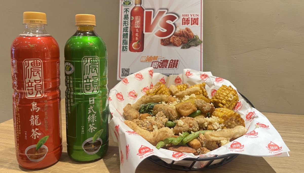 ▲國民小吃送飲料寵客優惠！焦糖楓新推「香菜嗆辣海苔串」串燒，購買任一蔬菜並消費滿額，送TREE TOP蘋果汁；師園鹽酥雞聯名濃韻茶飲，消費滿額、拍照打卡，免費喝日式綠茶或烏龍茶。（圖／濃韻提供）