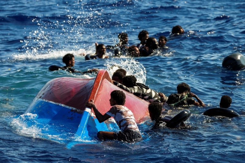 ▲一艘移民船在義大利的拉姆培杜薩島（Lampedusa Island）外海翻覆，約40人下落不明。資料照。（圖／美聯社／達志影像）