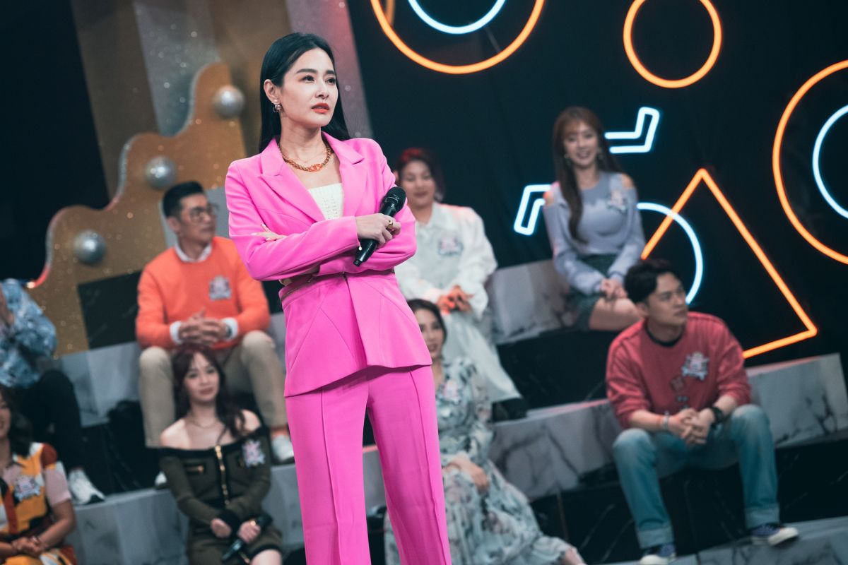 ▲王思佳以非常高的姿態出席節目《全明星辯論會》，她氣勢超強，完全不怕，一一回嗆節目辯手們。（圖／三立提供）