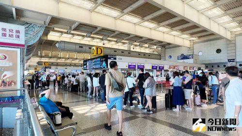 大漏水!高雄小港機場擺滿「接水紙箱」 旅客傻眼:國家門面毀了