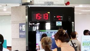 ▲機場內的旅客一度反應看到航站管理人員用黑色膠帶把溫度計貼起來，就有資深工作人員怒批，工作20多年來，這是最熱的10天。。(圖／記者郭俊暉攝)