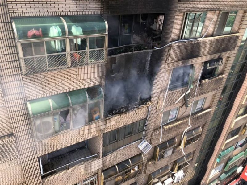 ▲新竹縣竹北市1棟大樓昨天因瓦斯外洩發生氣爆。（圖／翻攝畫面） 