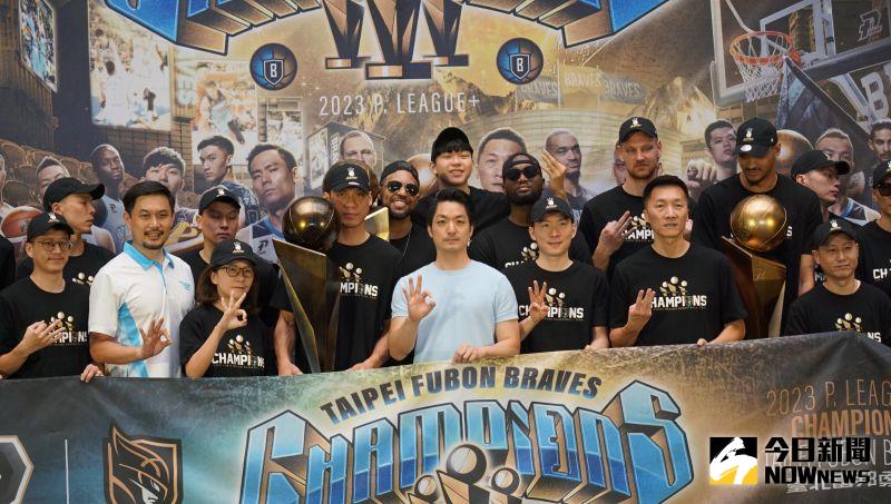 ▲台北市政府與台北富邦勇士球團舉辦「市府感謝儀式暨三連霸封王遊行」,市長蔣萬安與球員、球團合影。(圖/記者呂炯昌攝,2023.06.24)