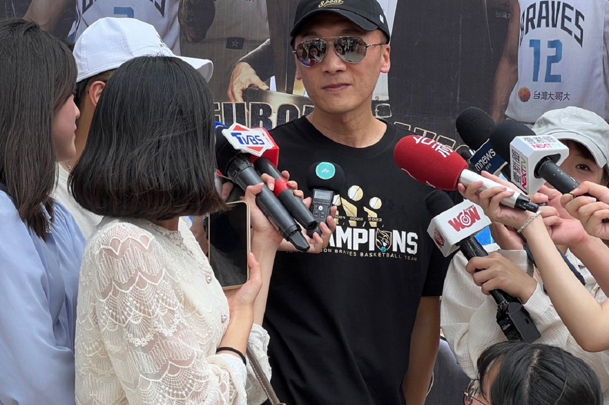 ▲富邦封王遊行，總教練許晉哲接受訪問。（圖／陳云茹攝）