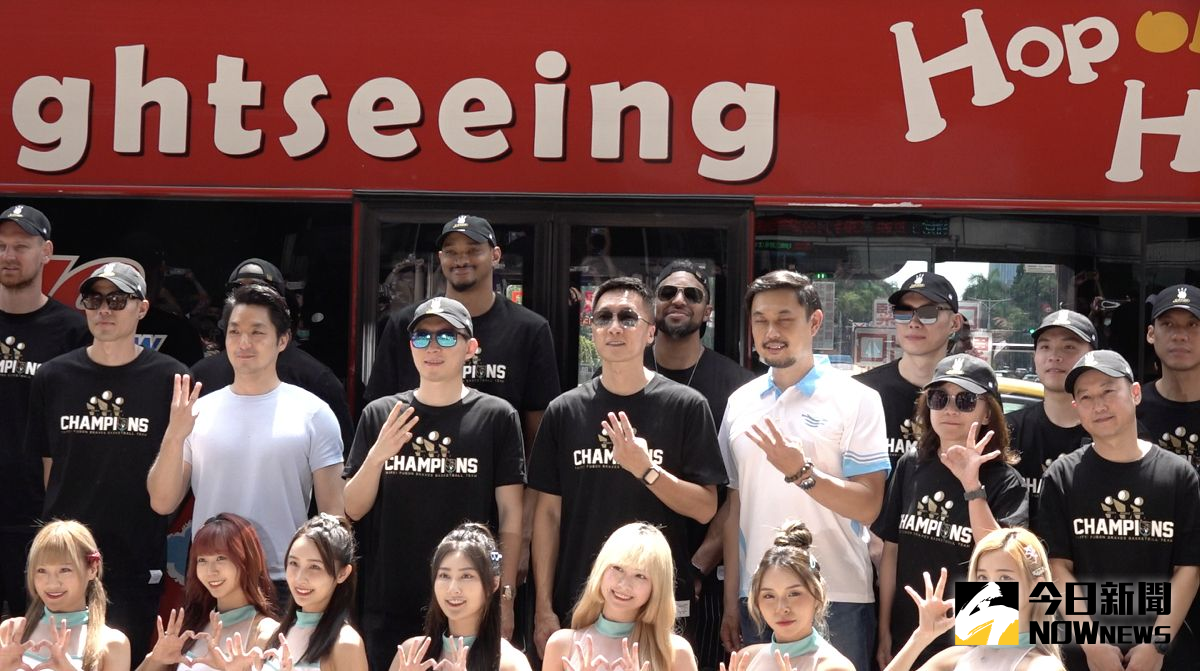 ▲富邦勇士舉辦3連霸遊行，GM蔡承儒也透露下一季可能的補強計畫。（圖／陳云茹攝影）