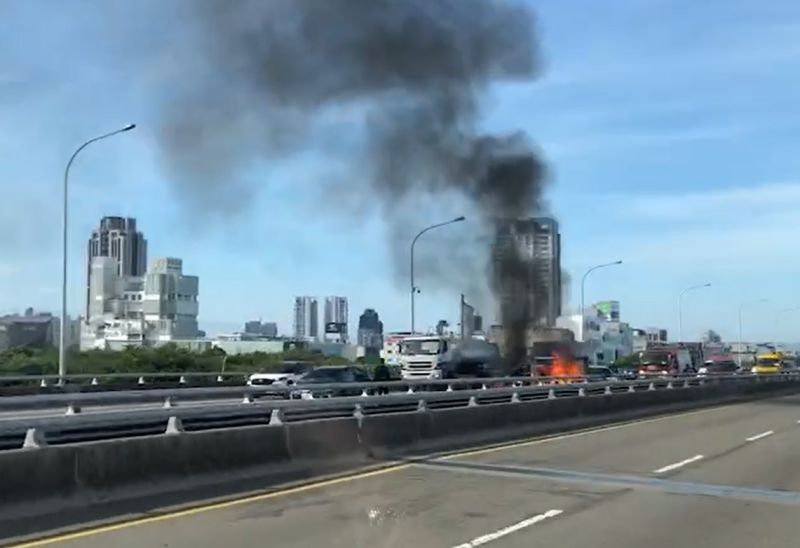 台74線快速道路車禍！追撞慘釀火燒車男駕駛及乘客燒燙傷送醫| 社會萬象