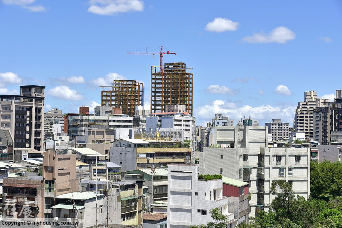 ▲今年截至6月15日為止，北台灣危老重建案推案量約607億元，全年上看800億元。當中以國父紀念館旁「僑安新村」危老推建，單價翻5倍最受矚目。（圖／住展雜誌提供）