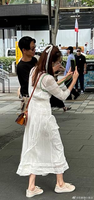 ▲林志玲（前）、AKIRA在東京街上拍照。（圖／翻攝自微博）