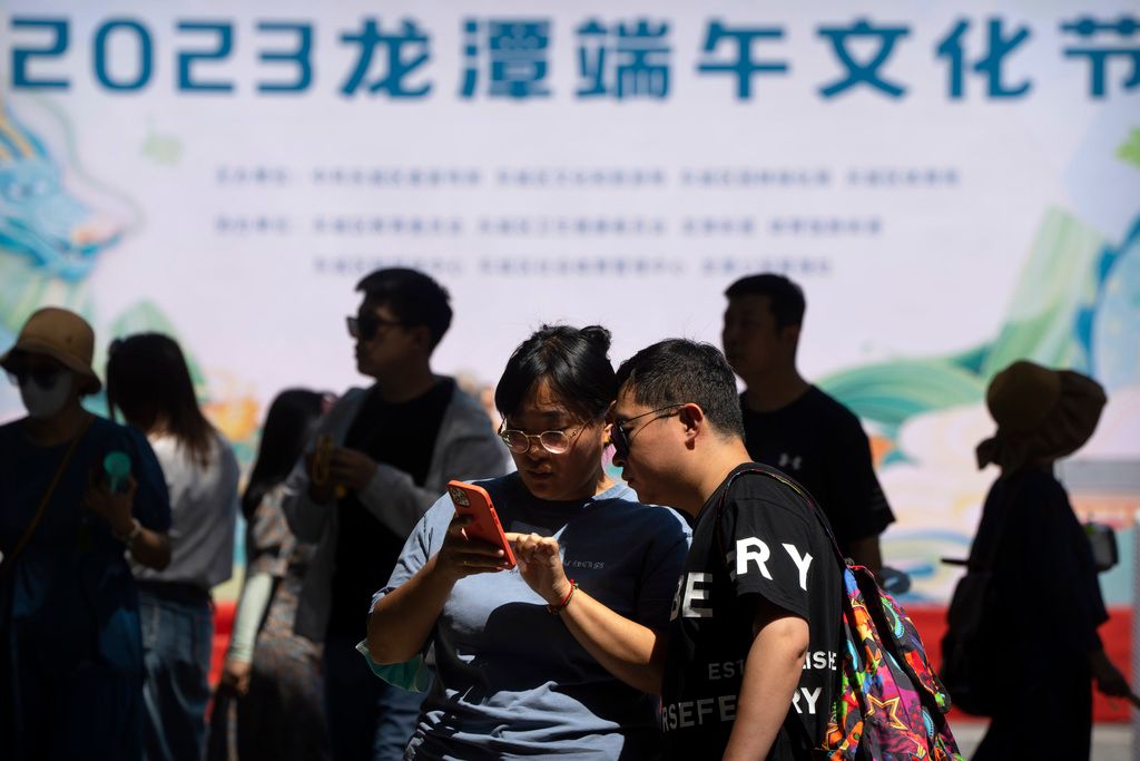 ▲中國今年端午假期旅遊人次超過疫情前，出入境旅遊也達到2020年以來的峰值。（圖／美聯社／達志影像）