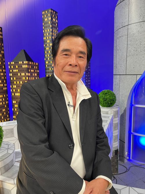 ▲雷洪近來脊椎嚴重壓迫神經，導致雙腿無力而跌跤，3月時住院開刀治療，手術歷經5小時才完成。（圖／衛視中文台提供）