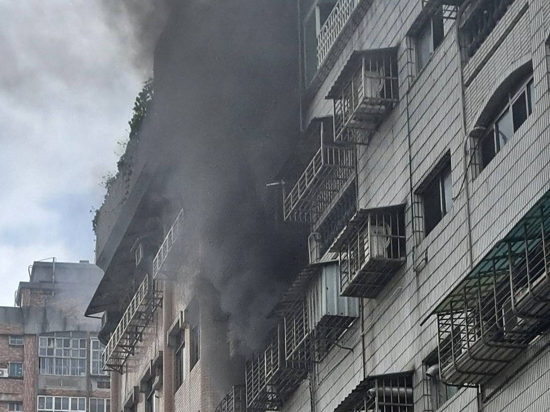 ▲新北市樹林區潭興街一棟民宅，今（25）日下午2時許，突然傳出火警。（圖／翻攝畫面）