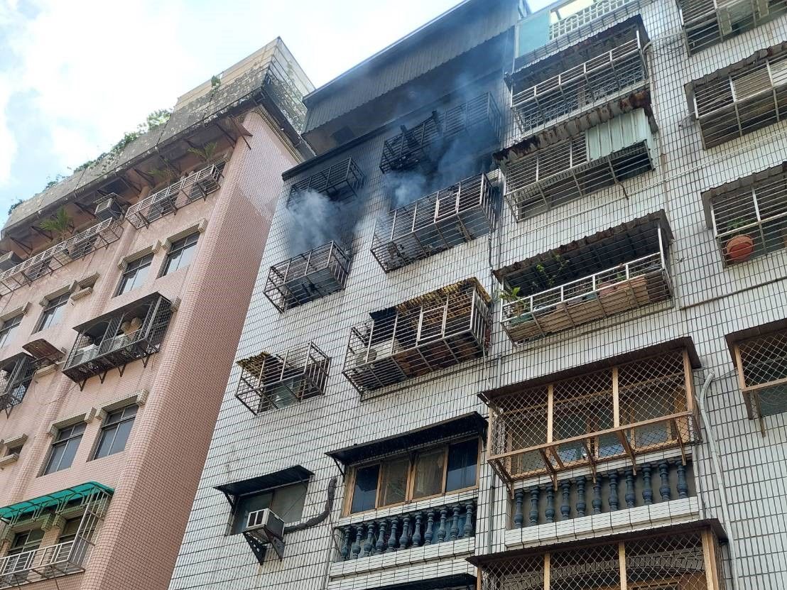 ▲現場不斷飄出濃煙。（圖／翻攝畫面）