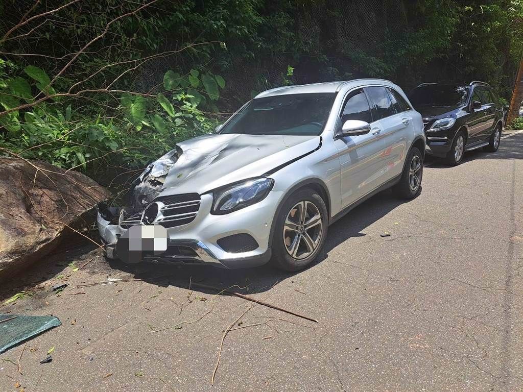 ▲新北市烏來區北107線、3.7公里處，今（25）日上午驚傳落石事件。（圖／翻攝畫面）