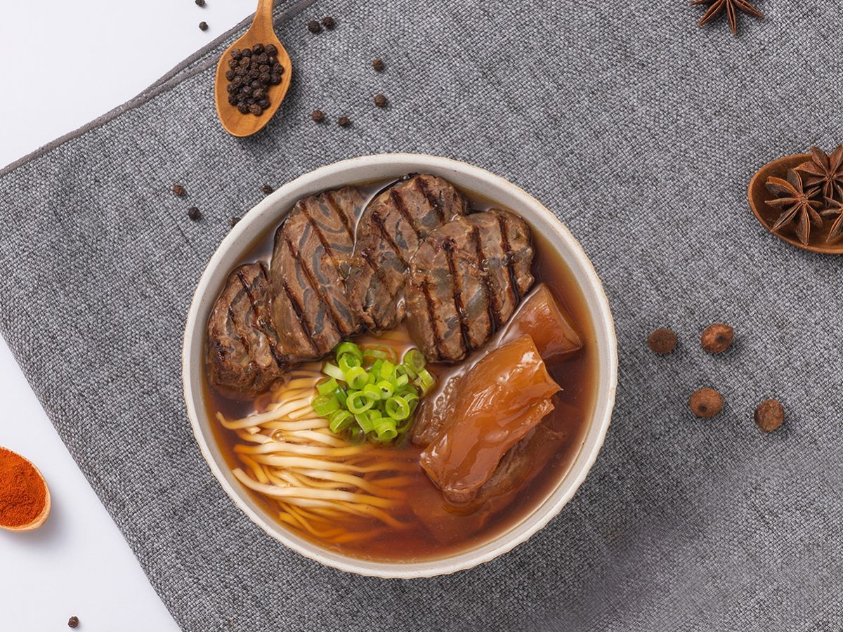 ▲「紅白牛肉麵」即日將回歸開賣，其中的紅燒湯頭強調牛肉需先燉煮入味後再炭烤，工序繁瑣講究。（圖／紅白牛肉麵提供）