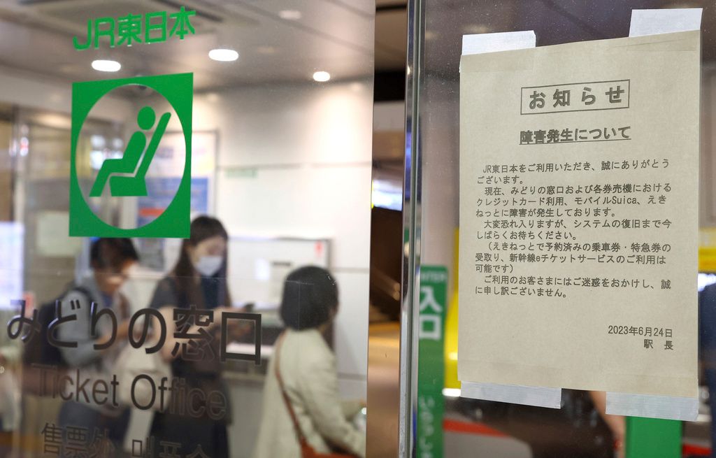 ▲日本東京JR新宿站今傳出乘客「持刀揮舞」造成推擠意外，警方到場了解後該名外籍男子宣稱自己是名廚師，只是刀具不慎外露才引發恐慌。資料照。（圖／美聯社／達志影像）