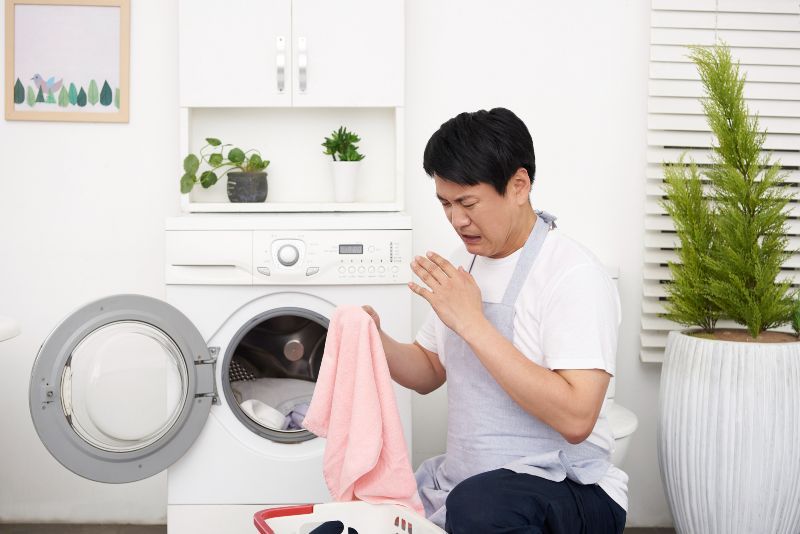 ▲美國研究發現，若洗衣機3年沒清潔，含菌量高達70幾萬，是馬桶的500倍以上。可用家中常見的小蘇打粉清洗，1次成本不到10元（圖／信義家居提供）