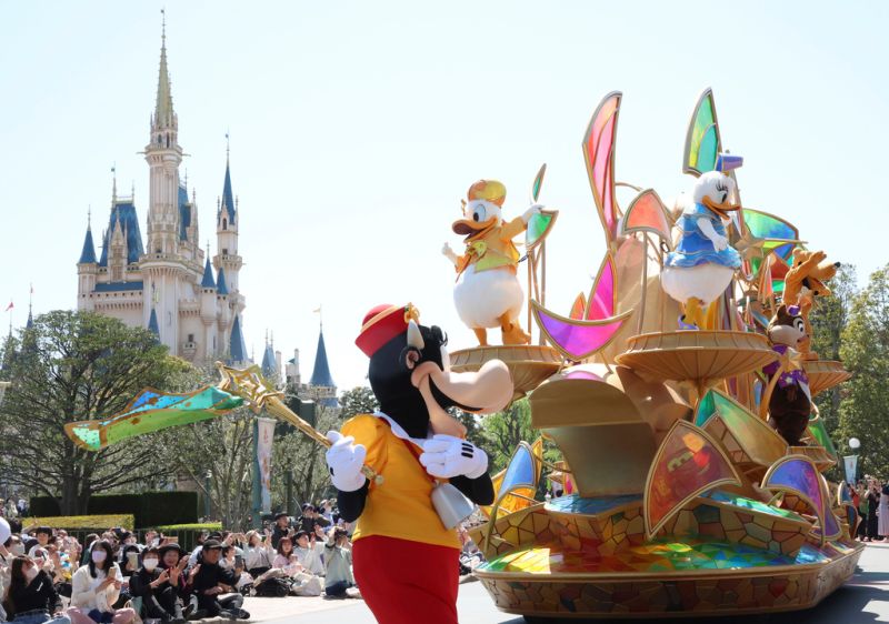 ▲東京迪士尼10月起將調漲門票價格。圖為東京迪士尼40週年遊行。（圖／美聯社／達志影像）