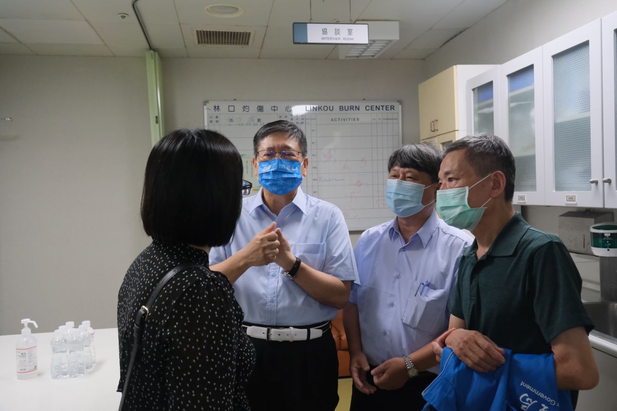 ▲新竹竹北氣爆案，新竹縣長楊文科前往醫院慰問傷者 ，允諾會盡全力協助醫療、重建家園。（圖／新竹市府）