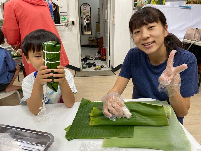 ▲日本新住民小緒里和兒子一起包粽子。（圖／移民署嘉義市服務站提供）