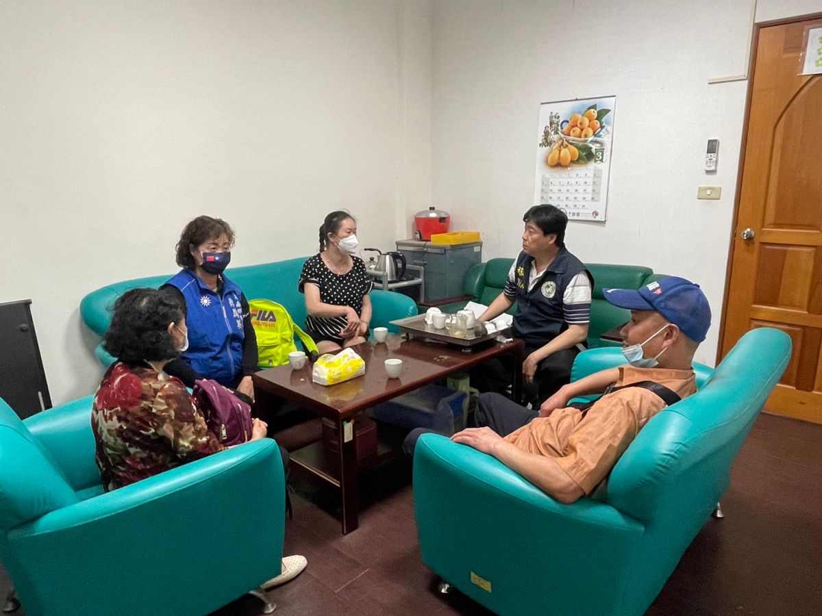 ▲台東縣服務站主任及同仁協助新住民家屬來台奔喪。（圖／移民署提供）