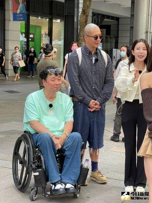 ▲具俊曄（右）和姜元來21日在台北街頭合體。（圖／記者陳雅蘭攝影）