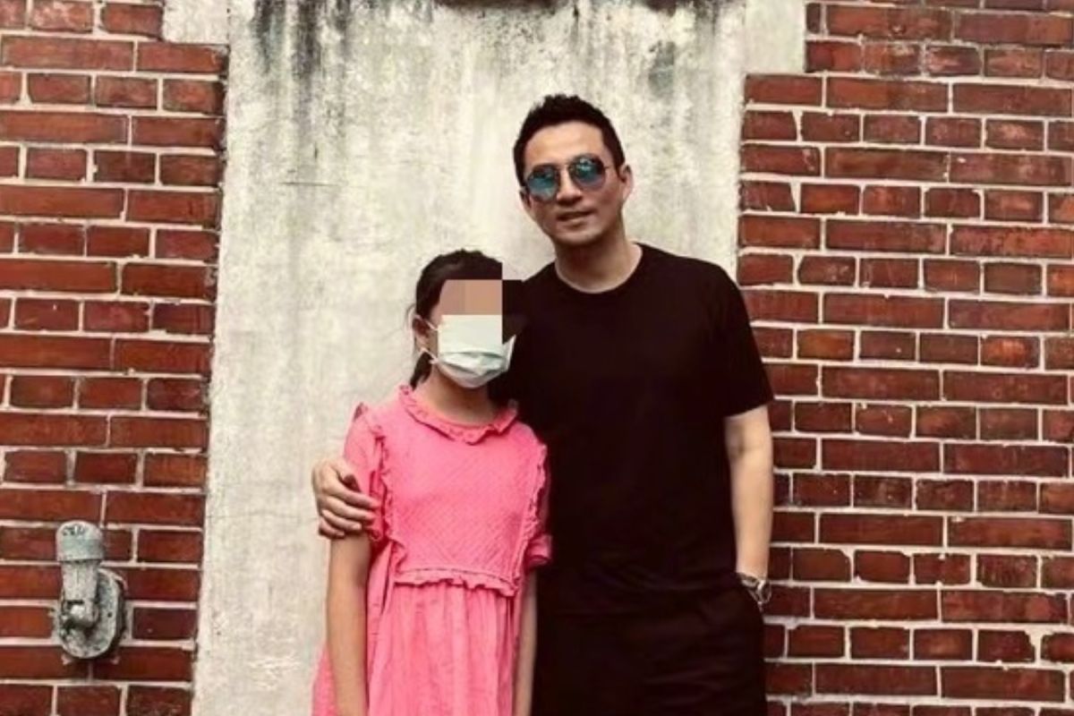 ▲汪小菲（右）來台探視兒女，曬出8年前同個地點對比照回味。（圖 ／汪小菲微博）