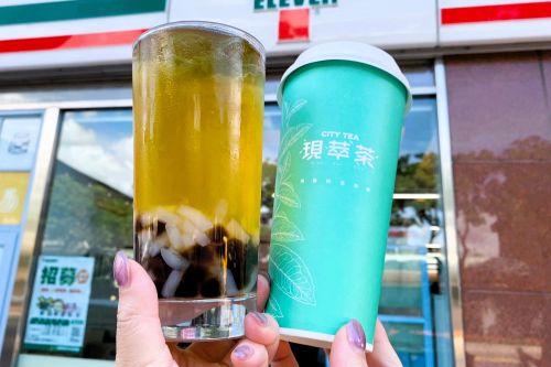 ▲7-ELEVEN首度推出「珍珠椰果四季春青茶」,加碼祭出限時買1送1,平均每杯30元。(圖/業者提供) ▲7-ELEVEN首度推出「珍珠椰果四季春青茶」,加碼祭出限時買1送1,平均每杯30元。(圖/業者提供)