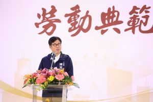 ▲陳其邁認為,其實應該獲獎的也不只這50位,但是這50位可以說是市府所有基層同仁的代表。(圖/高市府提供) ▲陳其邁認為,其實應該獲獎的也不只這50位,但是這50位可以說是市府所有基層同仁的代表。(圖/高市府提供)