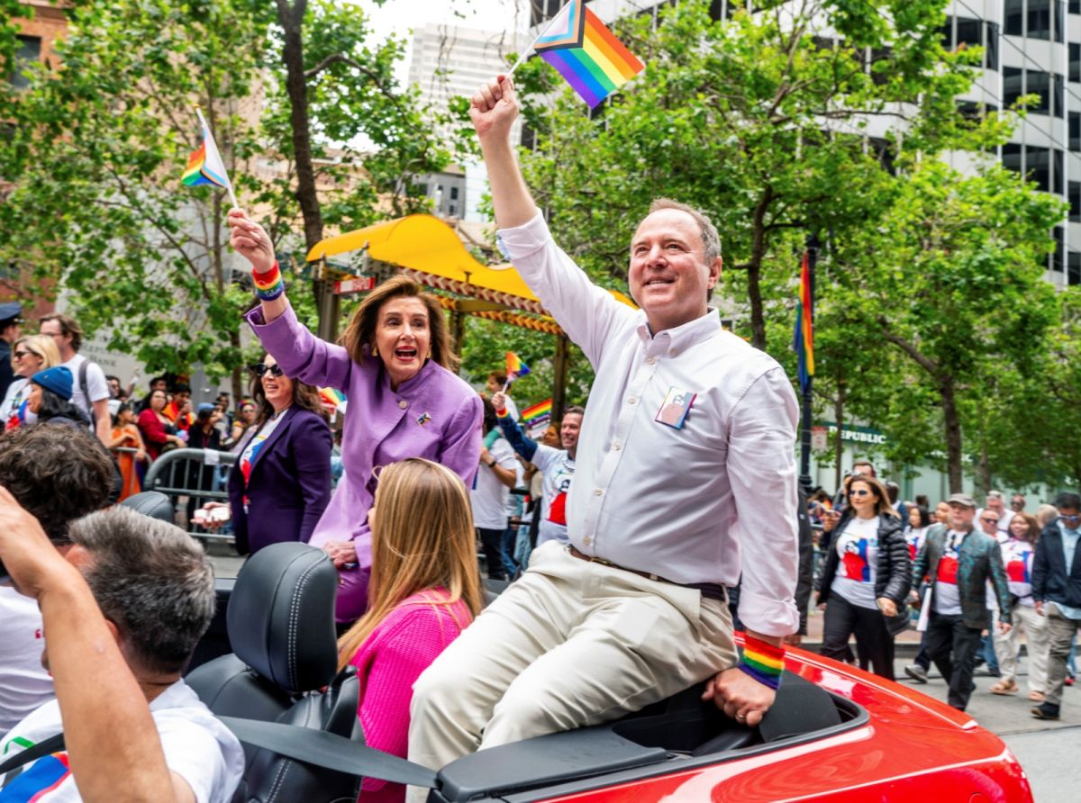 ▲舊金山同志大遊行盛大登場，逾600名官員和社區領袖出席，美國前眾議院議長裴洛西揮舞彩虹旗現身車隊。（圖／美聯社／達志影像）