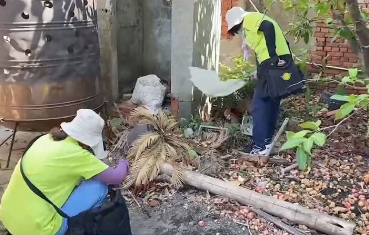 ▲高雄市防疫人員執行茄萣區病媒蚊監控。(圖／高市府提供)