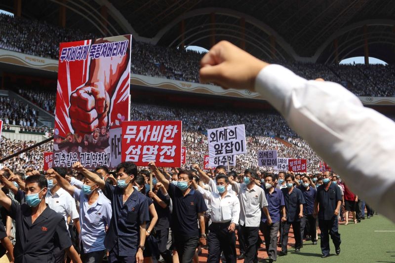 ▲北韓在首都平壤舉行大規模集會，紀念韓戰爆發73週年，大批民眾高喊口號，矢言發動「復仇戰爭」以摧毀美國。（圖／美聯社／達志影像）