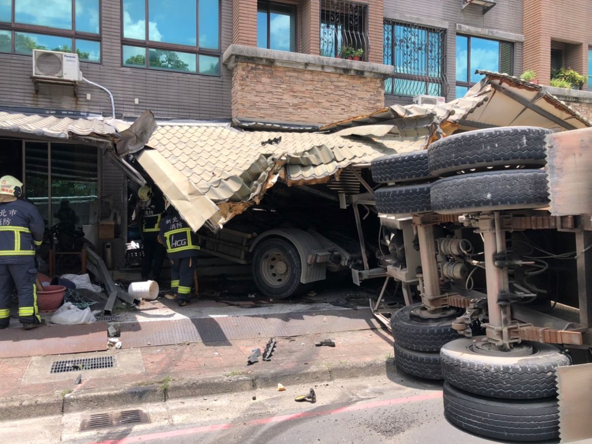 ▲大貨車衝進樹林民宅！正副駕駛受傷送醫。（圖／翻攝畫面）