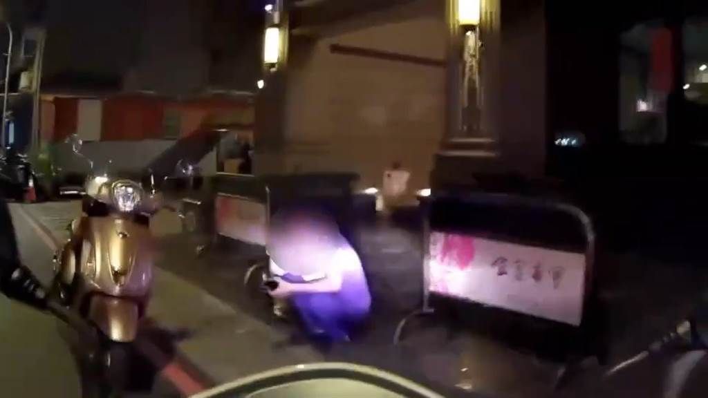 ▲外送員遭住戶噴灑辣椒水，眼睛痛到當場掩面蹲坐路旁。（圖／翻攝畫面）