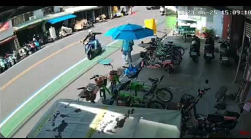▲台中市后里火車站旁一間自行車租車店，昨（25）日下午遭人潑灑不明液體。（圖／翻攝畫面）