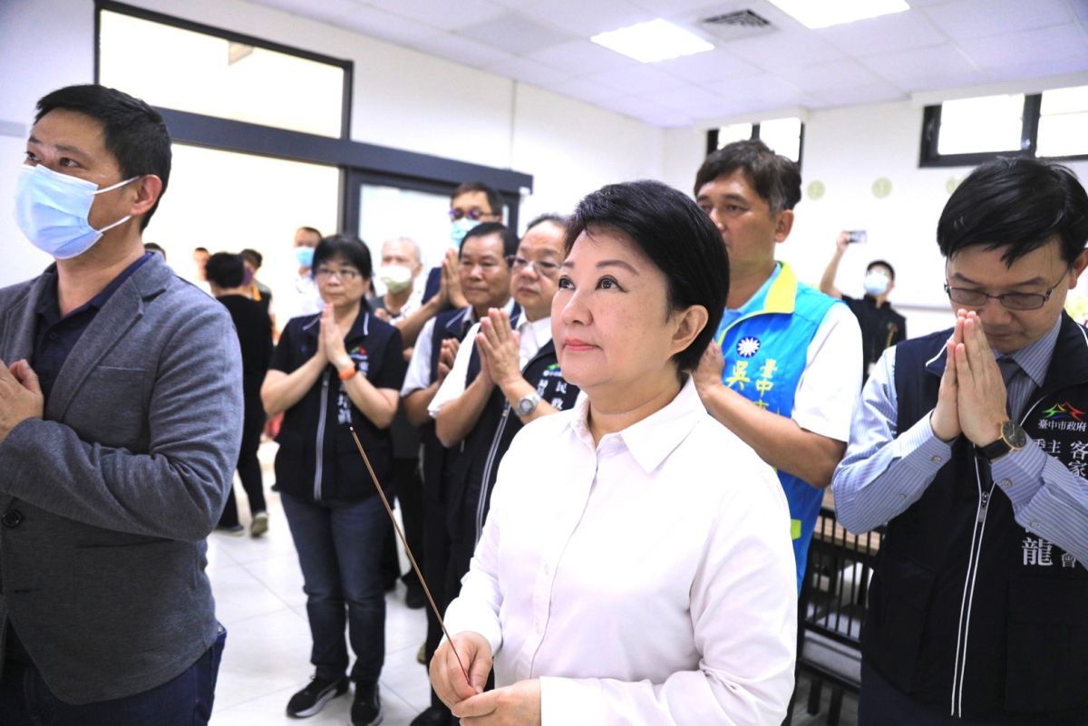 ▲劉阿自女士從事助產士工作40年，以104歲高齡福壽全歸，市長盧秀燕至靈前上香悼念(圖／市政府提供2023.6.26)