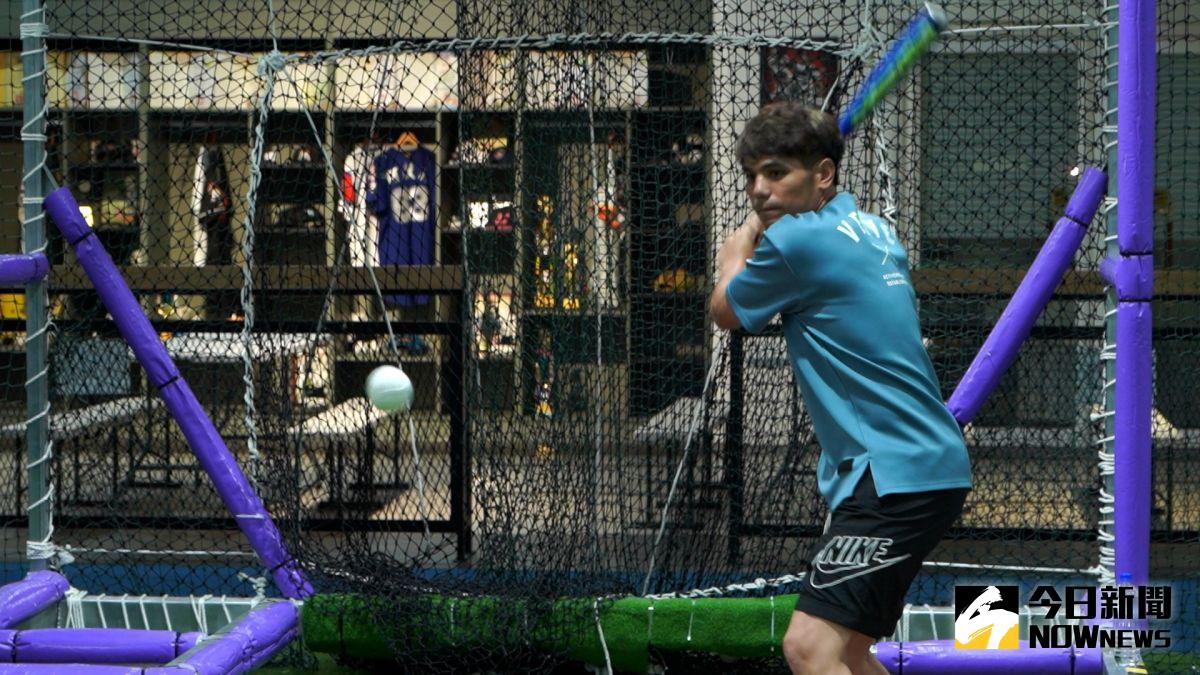 ▲黃恩賜在帕菲克運動基地和何美PK打擊，結局超爆笑。（圖／胡繼偉 攝）