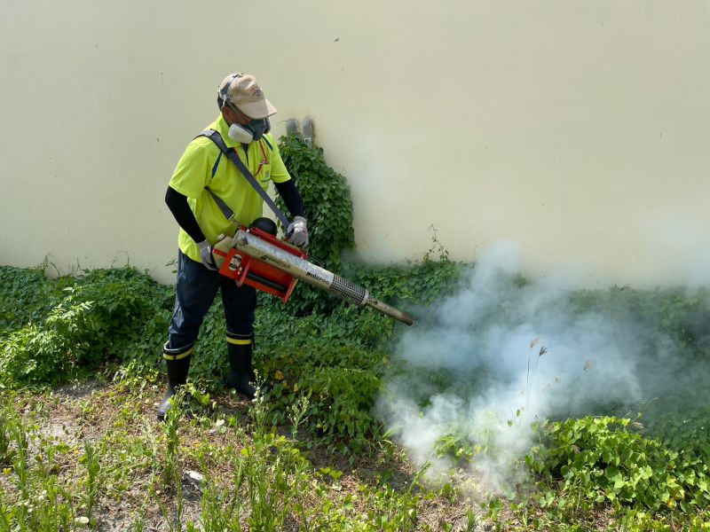 ▲高雄市今(26)日新增今年首例本土登革熱病例,今日已進行住家周邊半徑100公尺社區疫情調查、家戶噴藥、地毯式孳生源清除等緊急防治工作。(圖/高雄市衛生局提供)