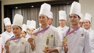 ▲三位同學榮獲TUCC團隊賽 AGC 亞洲美食家大賽金牌（最高分）小金人。（圖／高餐大提供）