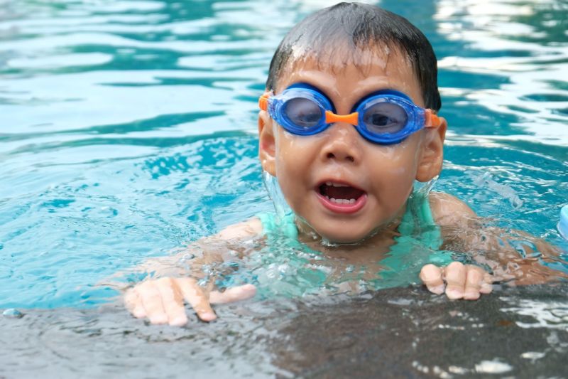 ▲隨著炎炎夏日的到來，許多家長也準備趁著暑假，帶孩子到泳池、海邊等地點玩水消暑。但一位美國游泳教練，也急忙呼籲家長，千萬別讓孩子穿「藍色泳衣」入水遊玩。（圖／Pexels）